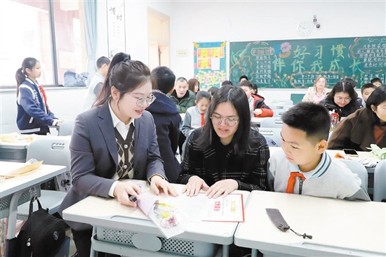 班主任向家長展示孩子在學(xué)習(xí)與成長中的點點滴滴。