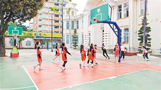 平山小學(xué)女子籃球隊開展“3v3”訓(xùn)練賽，保持競賽狀態(tài)。