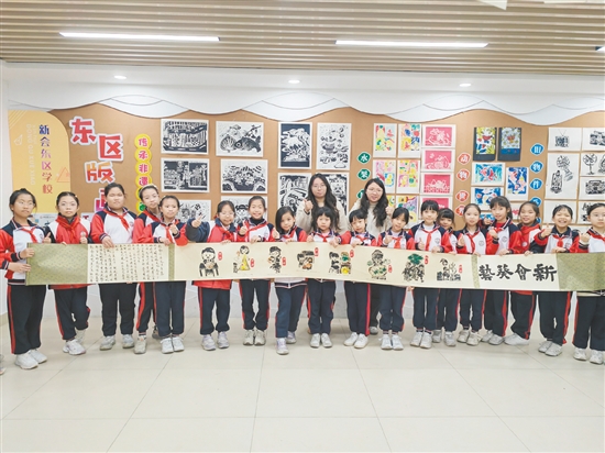 長(zhǎng)達(dá)5米的《葵語(yǔ)新繪》由版畫(huà)社團(tuán)的師生共同創(chuàng)作。