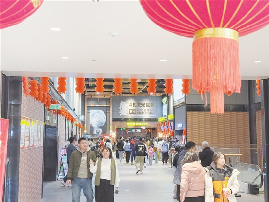 春節(jié)期間，影院人氣滿滿。
