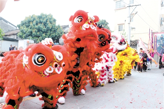 巡游途中，醒獅隊帶來活靈活現(xiàn)的舞獅表演。