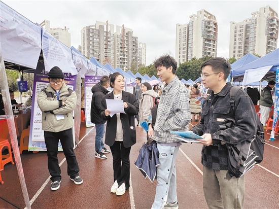 校園招聘會吸引不少高校學子前來咨詢應(yīng)聘。