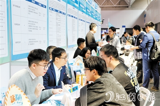 企業(yè)代表與求職者面對面交流。