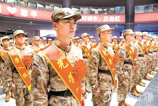 新兵奔赴軍營開啟新征程。