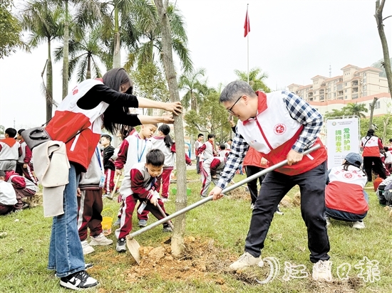 鰲峰小學開展親子共植活動，家長與孩子一起合力參與勞動實踐。