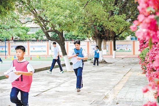 定向越野賽中，同學(xué)們進(jìn)行體力和智力比拼。