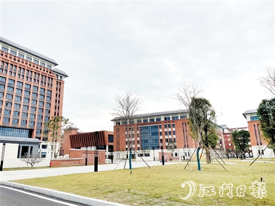 恩平智造學(xué)院設(shè)置在恩平市職教園內(nèi)，擁有優(yōu)質(zhì)的職業(yè)教育條件。