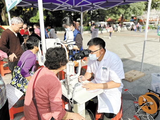 眼科醫(yī)生為市民進(jìn)行眼部檢查。