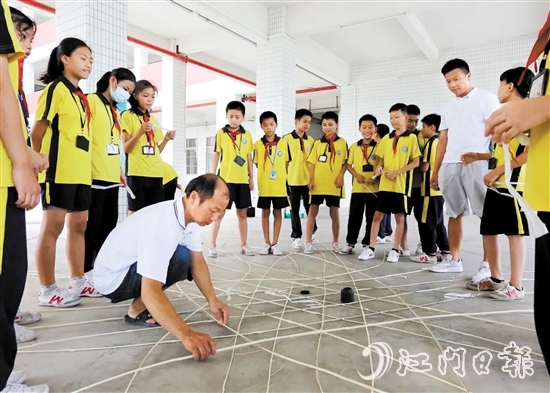 鄺活發(fā)參與“非遺進(jìn)校園”活動(dòng)，為年輕一代講解泮村燈會(huì)相關(guān)知識(shí)。