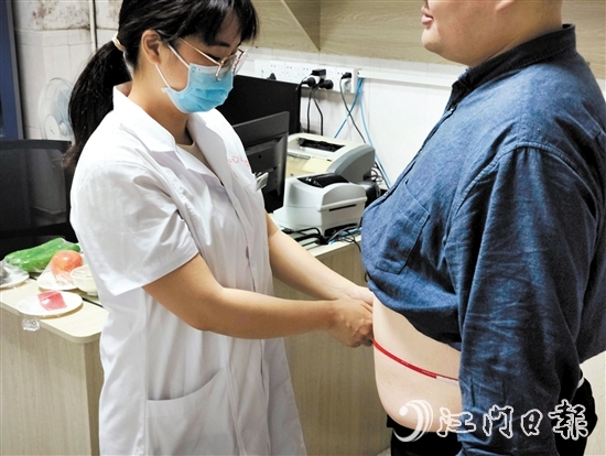醫(yī)生為記者測(cè)量腰圍。