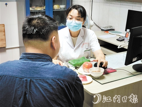 體重管理門(mén)診內(nèi)分泌科、營(yíng)養(yǎng)科區(qū)長(zhǎng)羅群芳向記者介紹食物所含熱量。