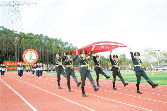 江門市棠下初級(jí)中學(xué)國(guó)旗護(hù)衛(wèi)隊(duì)英姿颯爽。