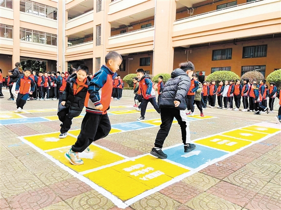 蓬江區(qū)農(nóng)林雙朗小學(xué)課間游戲很受學(xué)生歡迎。