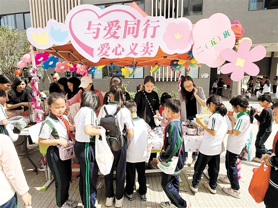 活動(dòng)現(xiàn)場(chǎng)，各班級(jí)的義賣攤位琳瑯滿目，學(xué)生們紛紛拿出自己親手制作的手工藝品、書籍、文具等物品進(jìn)行義賣。