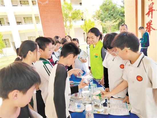 禁毒社工與志愿者向同學(xué)們講解毒品的危害及預(yù)防知識