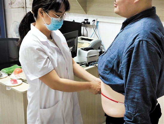 醫(yī)生為記者測量腰圍。