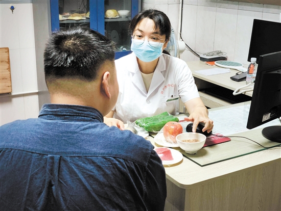 體重管理門診內(nèi)分泌科、營養(yǎng)科區(qū)長羅群芳向記者介紹食物所含熱量。