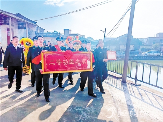 臺山全面開展“立功送喜報(bào)、懸掛光榮牌”活動(dòng)。