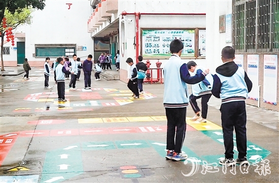 大江鎮(zhèn)中心小學充分利用閑置空地，精心打造16個趣味十足的課間地面游戲“微運動空間”。