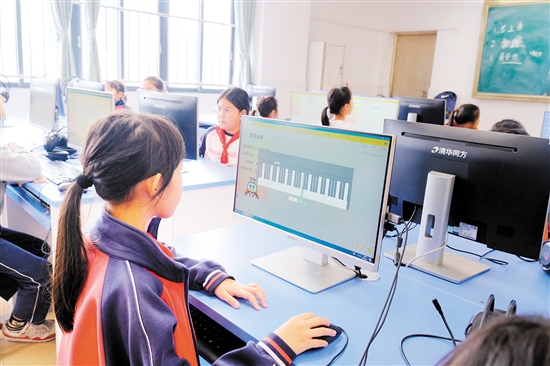 學(xué)生在電腦上調(diào)試編程。