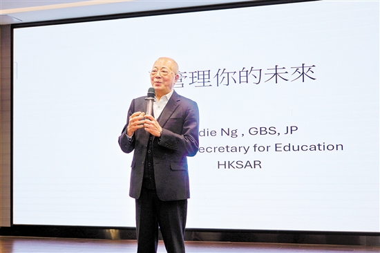 吳克儉在臺(tái)上演講。