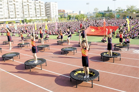 新會(huì)東區(qū)學(xué)校開展蹦床特色體育教育，培養(yǎng)學(xué)生體育興趣。