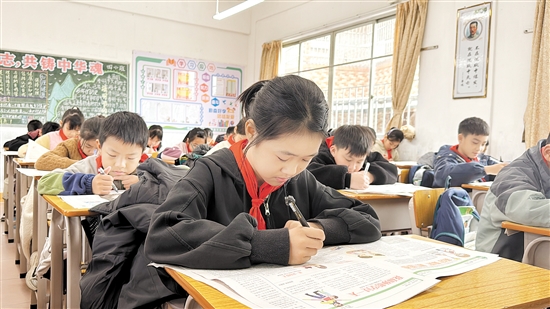 學(xué)生們對《青蘋果》愛不釋手。