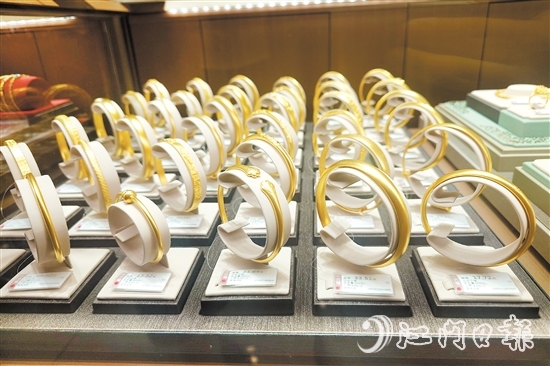 江門多家品牌金店金飾價格上漲。