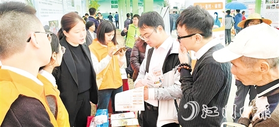 保險行業(yè)工作人員向群眾普及金融知識。