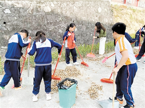 大崗小學(xué)從學(xué)生日常生活入手，培養(yǎng)學(xué)生養(yǎng)成勞動(dòng)習(xí)慣。