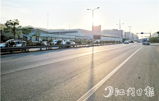 養(yǎng)護(hù)后的路面十分平坦。