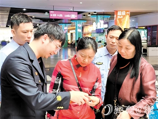恩平市煙草專賣局以“共筑滿意消費(fèi)，建設(shè)誠(chéng)信煙草”為主題，開展多元普法宣傳。