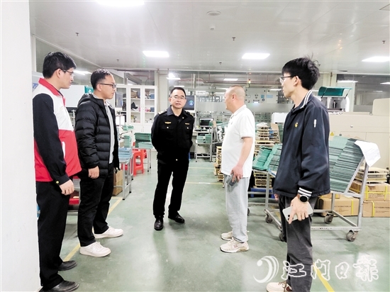 恩平市應(yīng)急管理局工作人員到企業(yè)開展“平安夜訪”。
