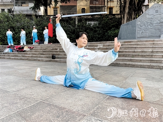 岑優(yōu)嫦現(xiàn)場(chǎng)展示太極技藝，輕松完成一字馬動(dòng)作。