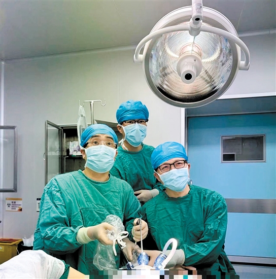 黃暉（左一）擔任主刀施行腔鏡下乳腺癌手術(shù)。