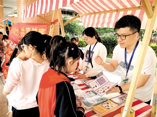 江門(mén)市疾控中心工作人員走進(jìn)校園，科普體重管理知識(shí)。