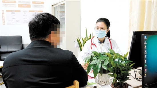 首批來(lái)診群眾進(jìn)行診療體驗(yàn)。
