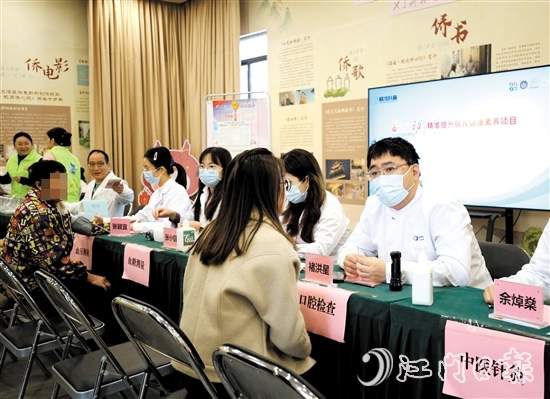 專家團隊耐心解答居民的健康疑問。
