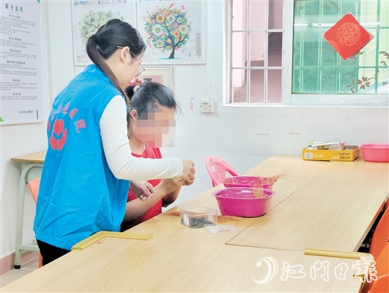 在項(xiàng)目組的用心指導(dǎo)下，小燕的就業(yè)技能越來越嫻熟了。