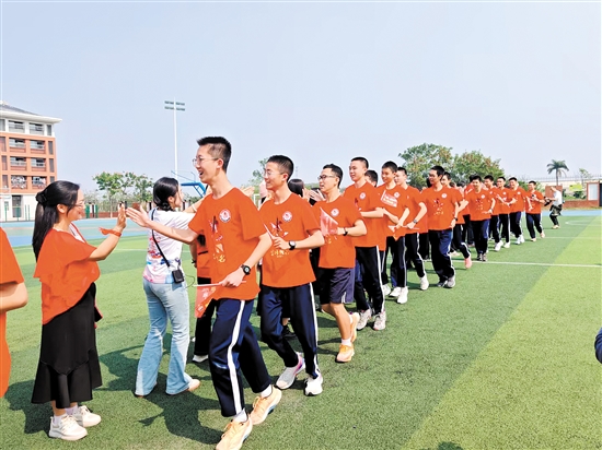 江門市第一中學(xué)景賢學(xué)校人才島校區(qū)九年級(jí)學(xué)生們跟老師們擊掌鼓勁。
