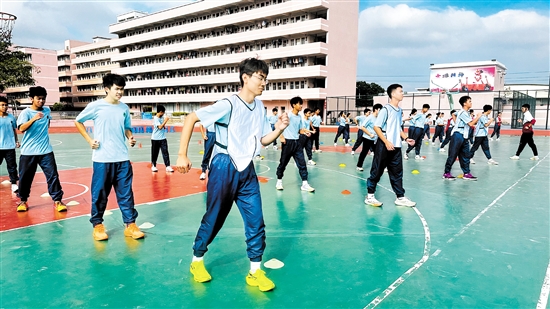 學(xué)生們正在進(jìn)行大課間操前的熱身運(yùn)動(dòng)。