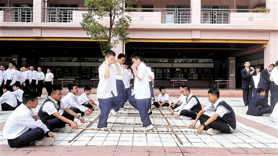 開平以體育為抓手的改革，讓孩子們?cè)谶\(yùn)動(dòng)中強(qiáng)健體魄。