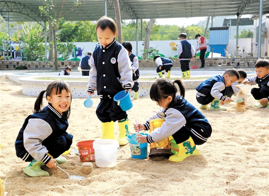 蒼城鎮(zhèn)中心幼兒園的孩子們?cè)诟脑旌蟮纳乘畢^(qū)探索自然。