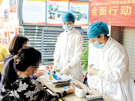 當(dāng)天還開展了便民服務(wù)活動。