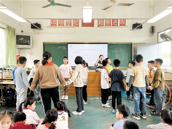 心理課上，鄔緒晴在給學生講解呼啦圈游戲，讓學生領會團結協(xié)作精神。
