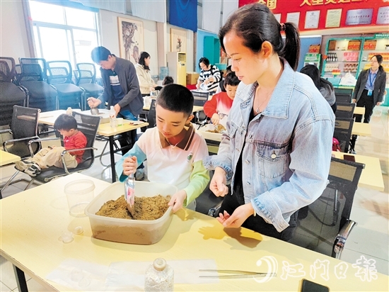 孩子與家長(zhǎng)體驗(yàn)靈芝種植。