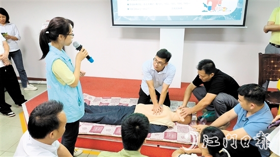 桃源分院把應(yīng)急救助技能培訓(xùn)“搬進(jìn)”企業(yè)，提升企業(yè)職工自救互救能力。