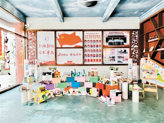 共和鎮(zhèn)中心小學(xué)舉辦植樹節(jié)手抄報評比活動，旨在通過學(xué)生們的創(chuàng)意和手繪，展現(xiàn)對植樹節(jié)的理解和對環(huán)保的熱愛。