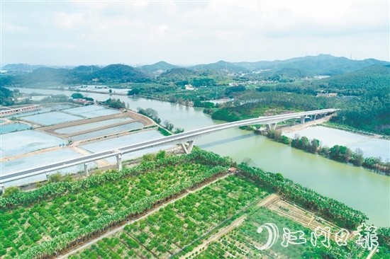新馬單大橋橫跨虎坑水道。