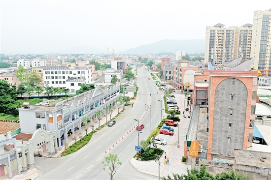 赤坎鎮(zhèn)中心商鋪外立面改造后，面貌煥然一新。
